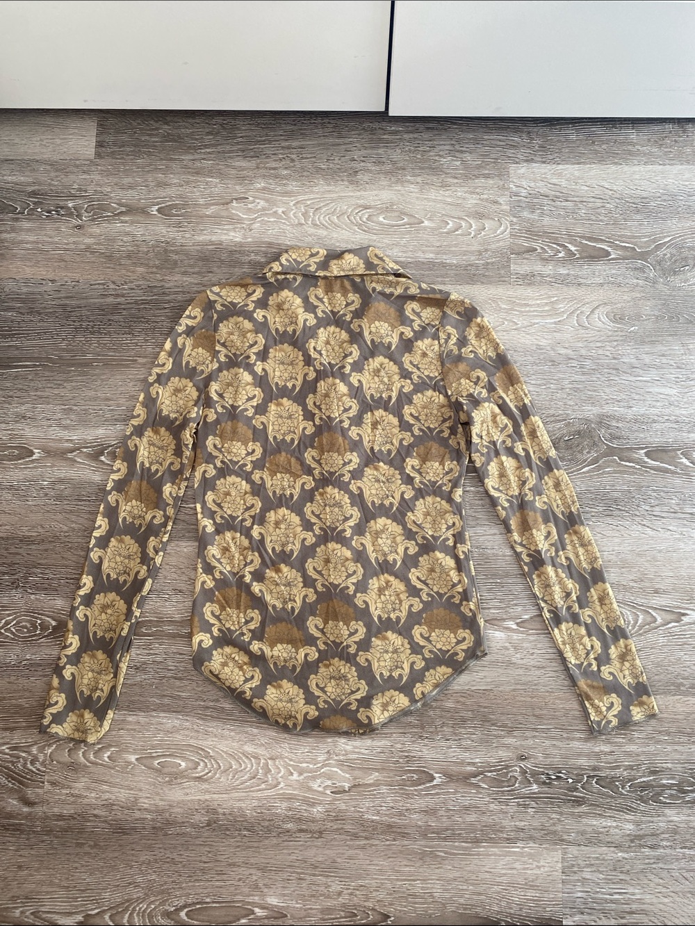 Women's Printed Button-Up Long Sleeve Top in Gold & Grey Floral - Picture 4 of 4
